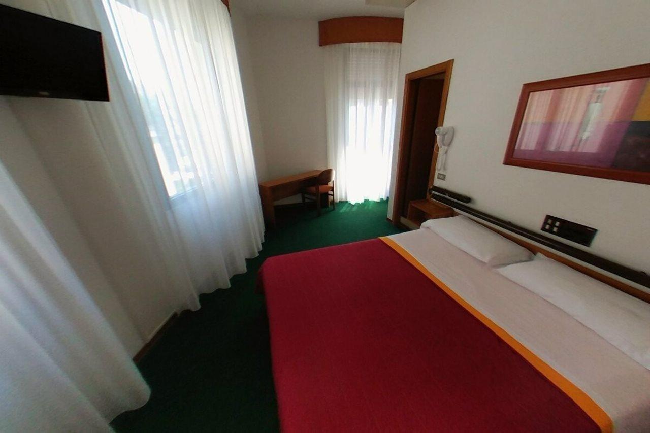 Hotel Arpa Rimini Buitenkant foto