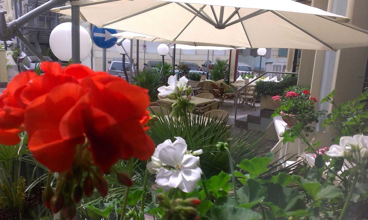 Hotel Arpa Rimini Buitenkant foto